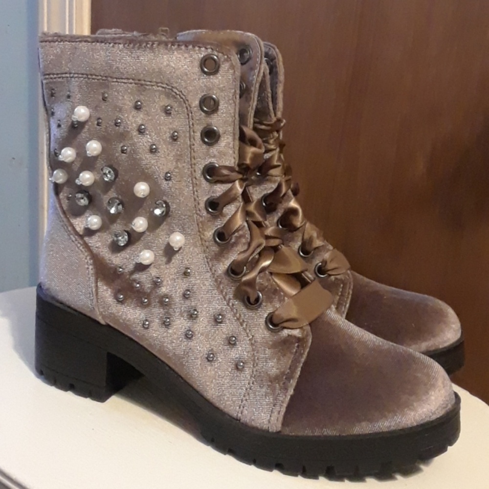 Taupe studded boot, size 6
